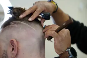 Plano detalle de rasurado con navaja