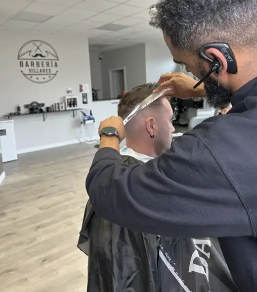 plano detalle de corte de pelo con tijera